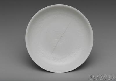 图片[3]-Dish with impressed floral pattern in white glaze, Qing dynasty, Qianlong reign (1736-1795)-China Archive